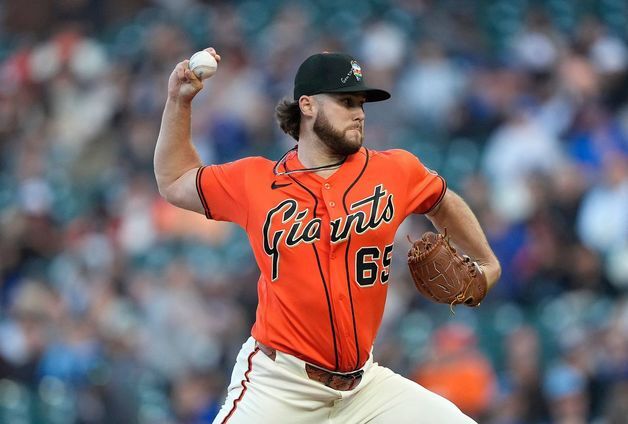 무지개 모자에 '성경 구절' 새긴 SF 선수…MLB 사무국 경고 조치