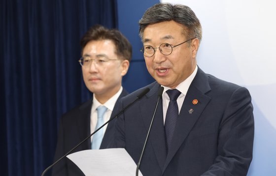 잠실 개표소 인근 집단시위 관련 대국민 담화문 발표하는 윤호중 장관