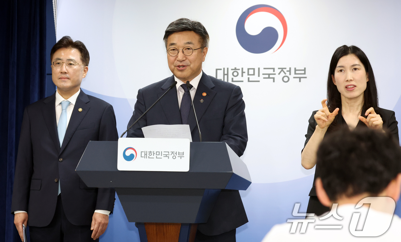 (서울=뉴스1) 김명섭 기자 = 윤호중 행정안전부 장관이 16일 오후 서울 종로구 세종대로 정부서울청사에서 국민참정권 침해와 서울 잠실 개표소 인근 집단시위 관련 대국민 담화문을 …
