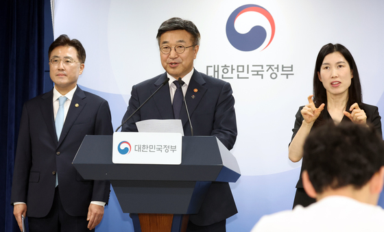 윤호중 장관, 잠실 개표소 인근 집단시위 관련 대국민 담화문 발표