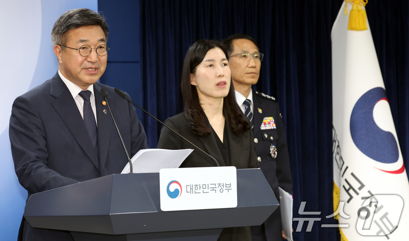 (서울=뉴스1) 김명섭 기자 = 윤호중 행정안전부 장관이 16일 오후 서울 종로구 세종대로 정부서울청사에서 국민참정권 침해와 서울 잠실 개표소 인근 집단시위 관련 대국민 담화문을 …