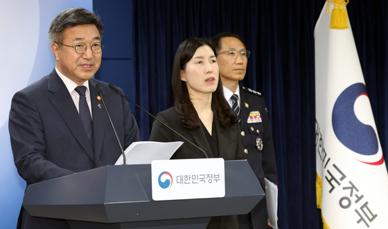 '시위 과정에서 법과 사회질서를 침해하는 불법 사례가 다수 발생'