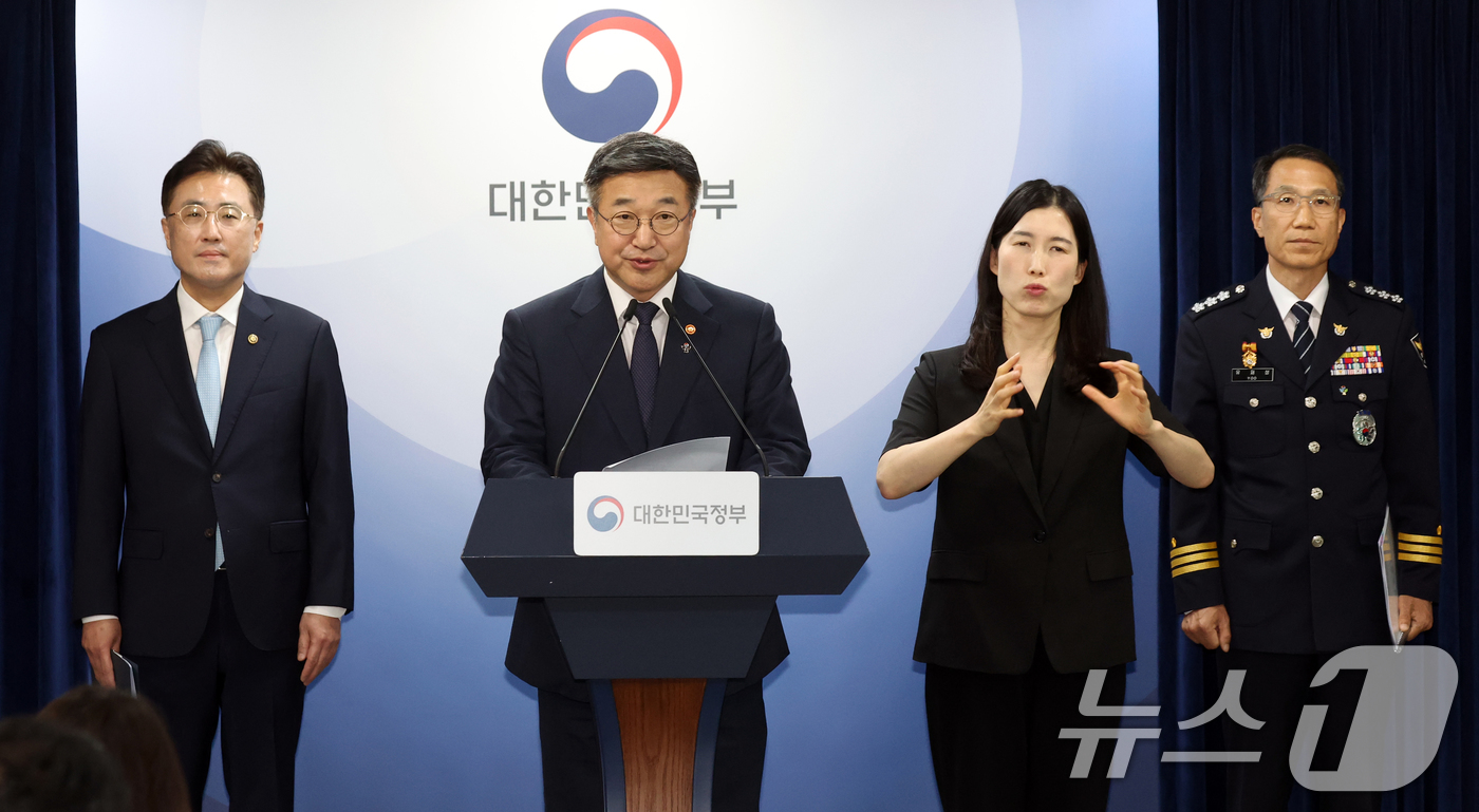 (서울=뉴스1) 김명섭 기자 = 윤호중 행정안전부 장관이 16일 오후 서울 종로구 세종대로 정부서울청사에서 국민참정권 침해와 서울 잠실 개표소 인근 집단시위 관련 대국민 담화문을 …