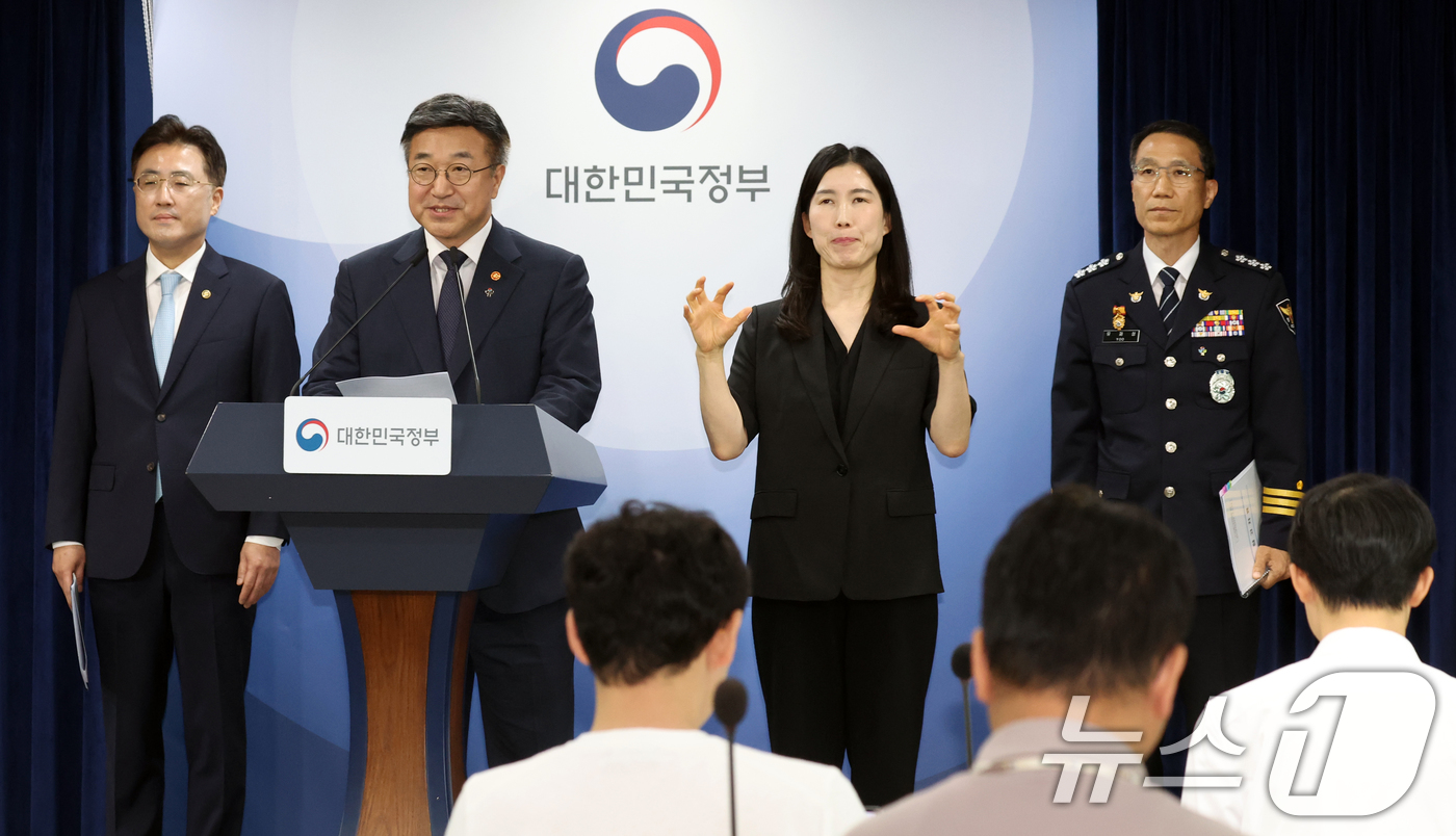 (서울=뉴스1) 김명섭 기자 = 윤호중 행정안전부 장관이 16일 오후 서울 종로구 세종대로 정부서울청사에서 국민참정권 침해와 서울 잠실 개표소 인근 집단시위 관련 대국민 담화문을 …