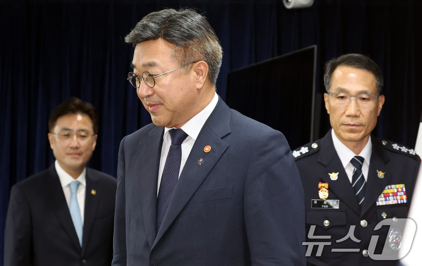 (서울=뉴스1) 김명섭 기자 = 윤호중 행정안전부 장관이 16일 오후 서울 종로구 세종대로 정부서울청사에서 국민참정권 침해와 서울 잠실 개표소 인근 집단시위 관련 대국민 담화문 발 …