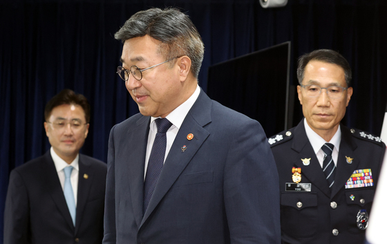 브리핑룸 들어서는 윤호중 장관