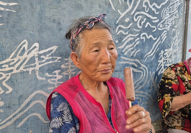 "청년, 아이스크림 좀 사다줘"…끓는 한낮 다리밑 그늘엔 어르신들 북적