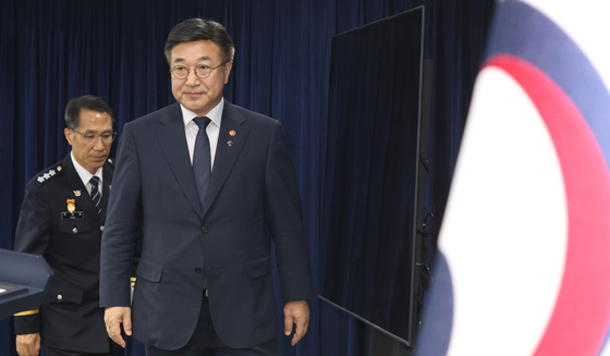 잠실 개표소 인근 집단시위 관련 대국민 담화문 발표 앞둔 윤호중 장관
