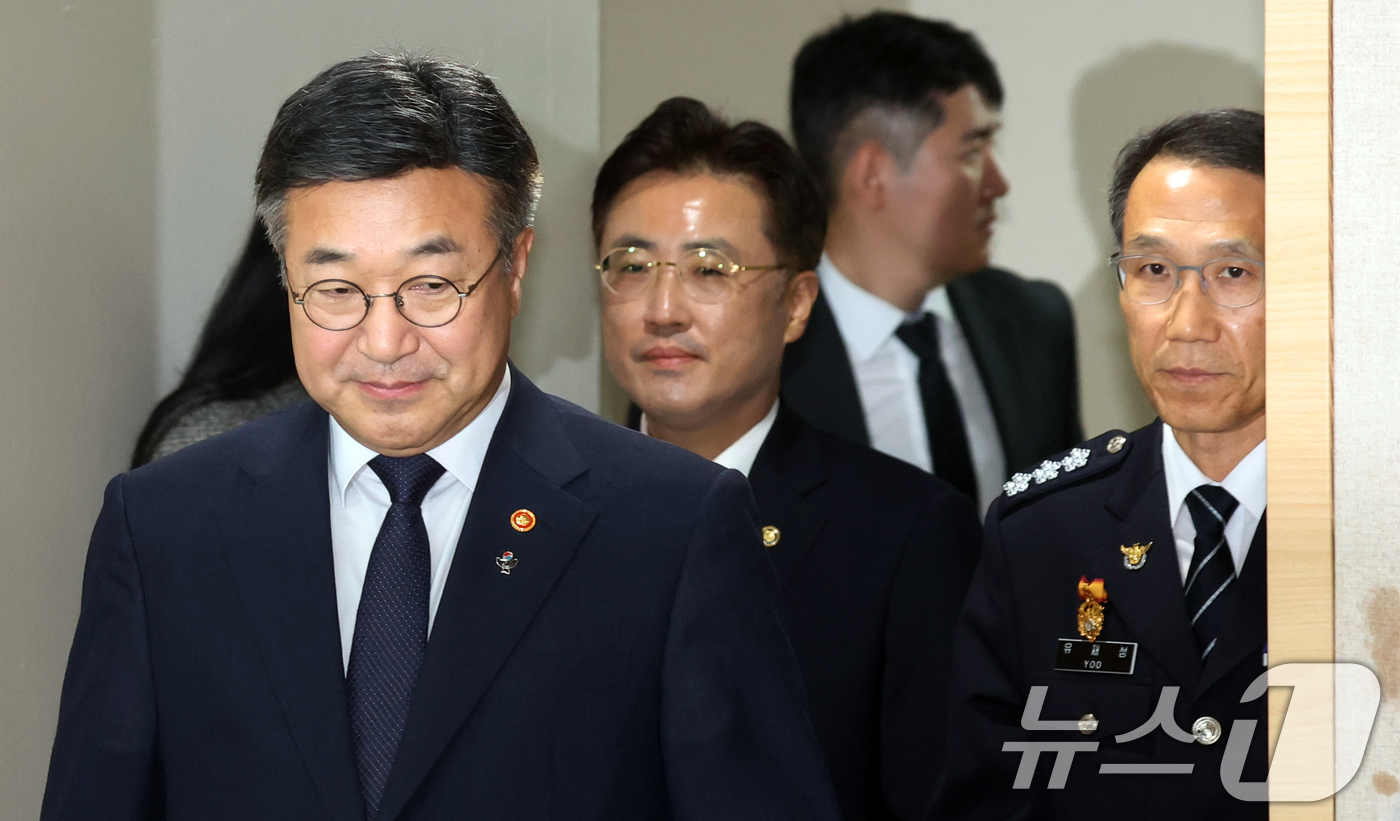 (서울=뉴스1) 김명섭 기자 = 윤호중 행정안전부 장관이 16일 오후 서울 종로구 세종대로 정부서울청사에서 국민참정권 침해와 서울 잠실 개표소 인근 집단시위 관련 대국민 담화문 발 …