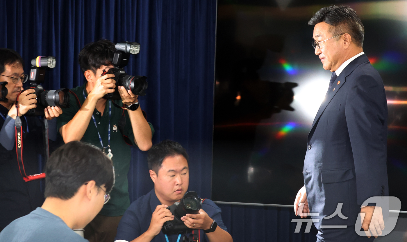 (서울=뉴스1) 김명섭 기자 = 윤호중 행정안전부 장관이 16일 오후 서울 종로구 세종대로 정부서울청사에서 국민참정권 침해와 서울 잠실 개표소 인근 집단시위 관련 대국민 담화문 발 …
