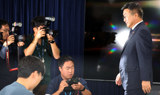 스포트라이트 받은 윤호중 장관