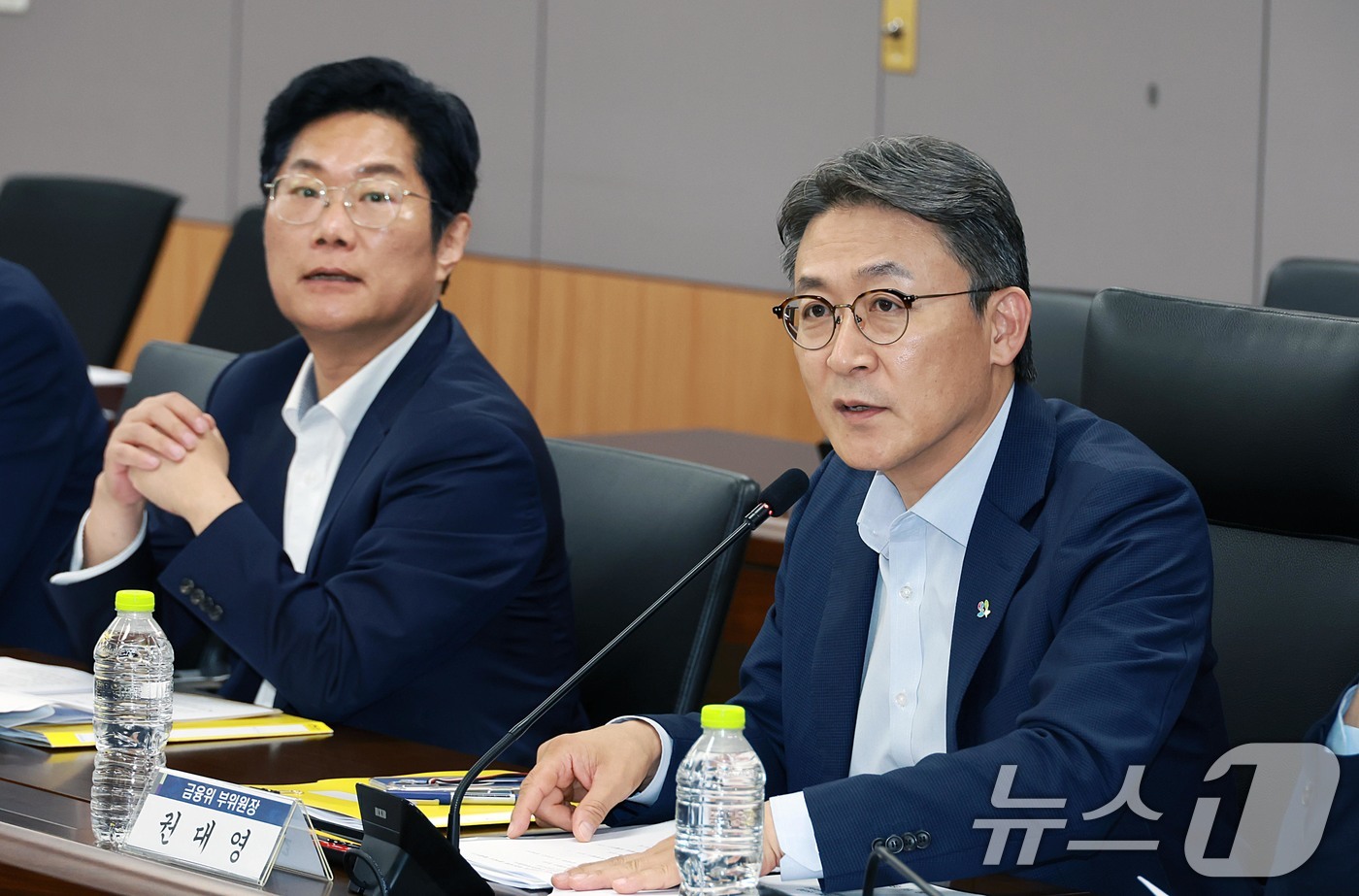(서울=뉴스1) = 권대영 금융위원회 부위원장이 16일 오후 서울 종로구 정부서울청사에서 열린 '2026년 제1차 금융교육협의회'에서 참석자들과 자본시장·금융투자 분야 금융교육 강 …