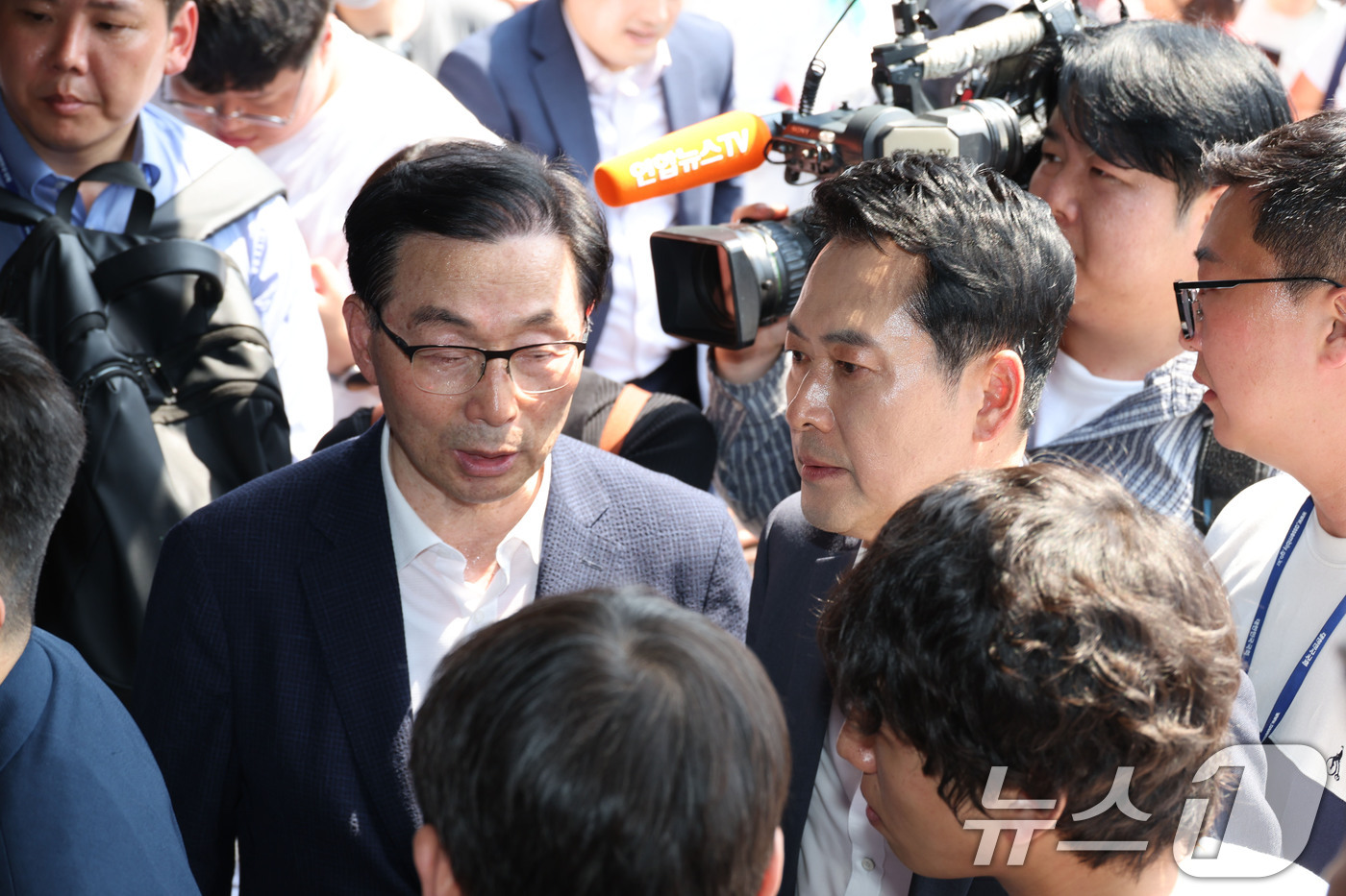 (서울=뉴스1) 김도우 기자 = 6·3 지방선거 투표용지 부족 사태로 시작한 서울 송파구 올림픽공원 핸드볼경기장 일대 ‘개표소 봉쇄 시위’가 이어지는 가운데 16일 장동혁 국민의힘 …
