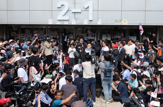 국힘 중재도 안 통했다…잠실투표소 사무실 진입 시도, 7시간 진통 끝 무산