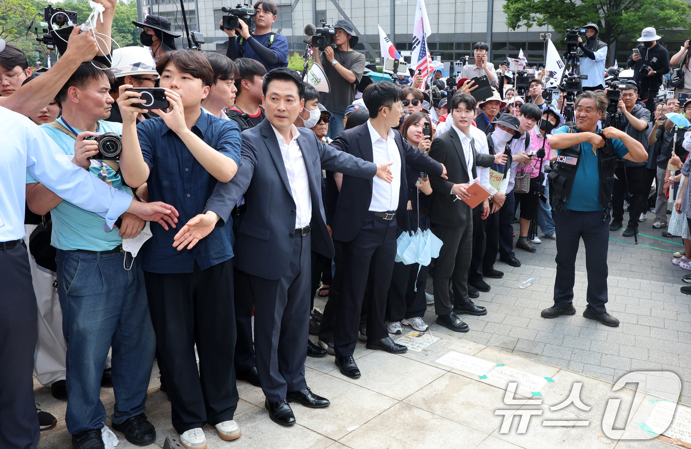 (서울=뉴스1) 김도우 기자 = 장동혁 국민의힘 대표 등이 16일 오후 서울 송파구 올림픽공원 핸드볼경기장에서 대한체육회, 방송 라이브 취재진 등의 진입과 관련해 진입로를 확보하고 …