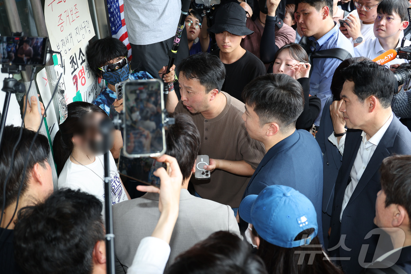 (서울=뉴스1) 김도우 기자 = 6·3 지방선거 투표용지 부족 사태로 시작한 서울 송파구 올림픽공원 핸드볼경기장 일대 ‘개표소 봉쇄 시위’가 이어지는 가운데 16일 경찰과 대한체육 …