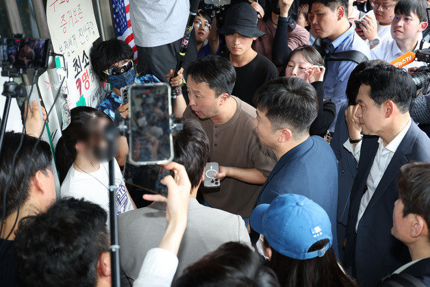 핸드볼경기장 진입 막아서는 시민