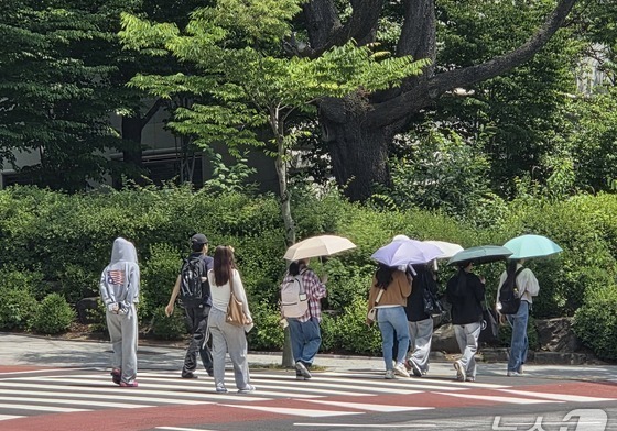 "벌써 한여름" 마트·해변·물놀이장으로…야외 어르신들은 더위와 사투(종합)