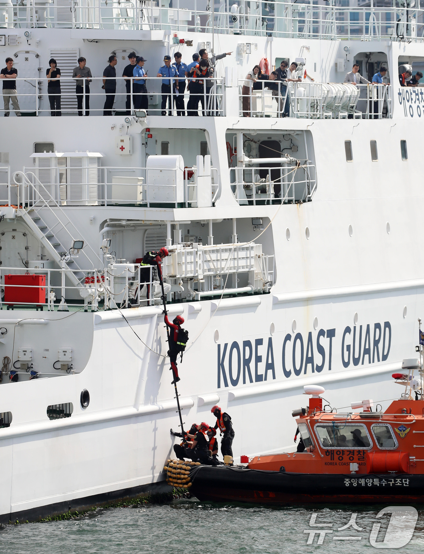 (부산=뉴스1) 윤일지 기자 = 16일 부산 영도구 부산해경서 전용부두 해상에서 '국제 크루즈선 사고' 대응 훈련이 진행되고 있다.부산항 출입항이 매년 증가하고 있는 국제 크루즈선 …