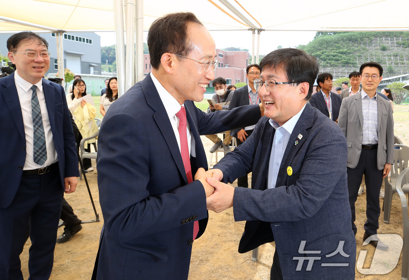 (대구=뉴스1) 공정식 기자 = 김성환 기후에너지환경부 장관(오른쪽)이 16일 오후 대구 달성군 다사읍 문수정수장을 찾아 추경호 대구시장 당선인(오른쪽)과 인사 나누고 있다. 20 …