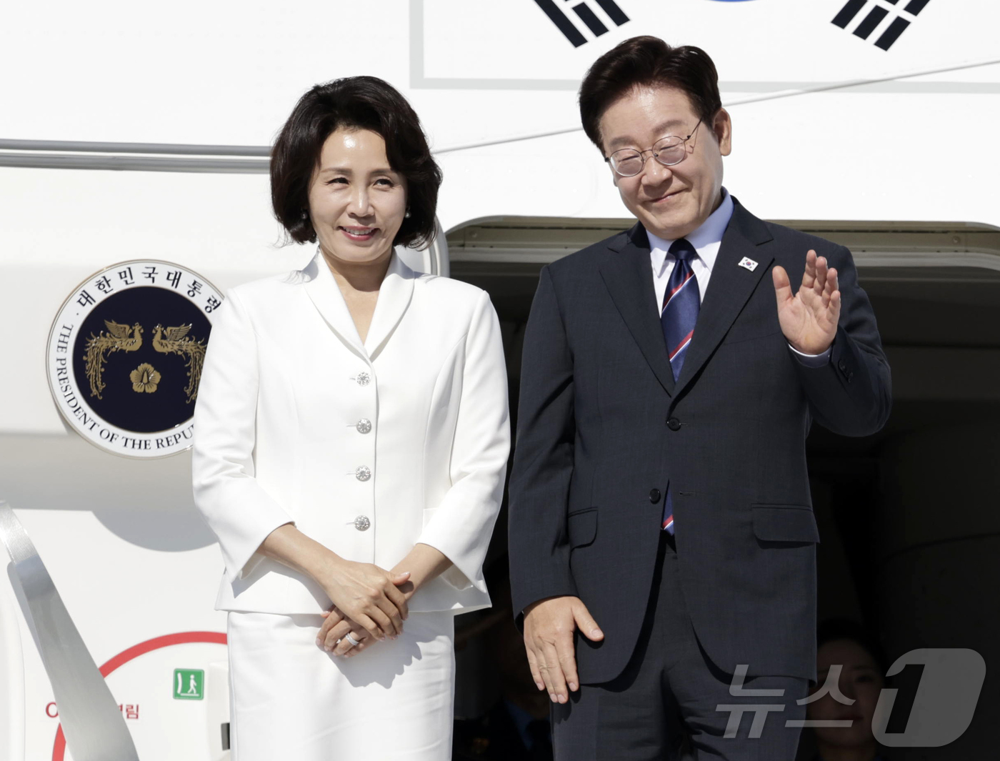 (로마(이탈리아)=뉴스1) 허경 기자 = 이재명 대통령과 김혜경 여사가 16일(현지시간) 이탈리아 로마 다빈치 국제공항에서 환송객에게 인사를 하고 있다.