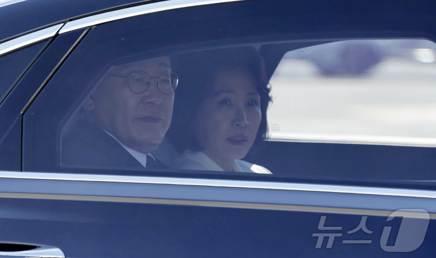(로마(이탈리아)=뉴스1) 허경 기자 = 이재명 대통령과 김혜경 여사가 16일(현지시간) 이탈리아 로마 다빈치 국제공항에 도착하고 있다.