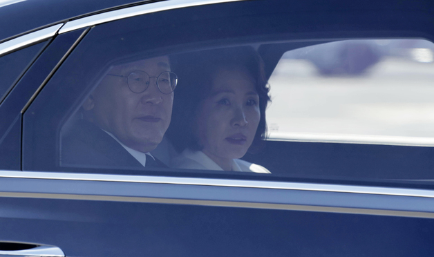 공항 도착하는 이재명 대통령·김혜경 여사