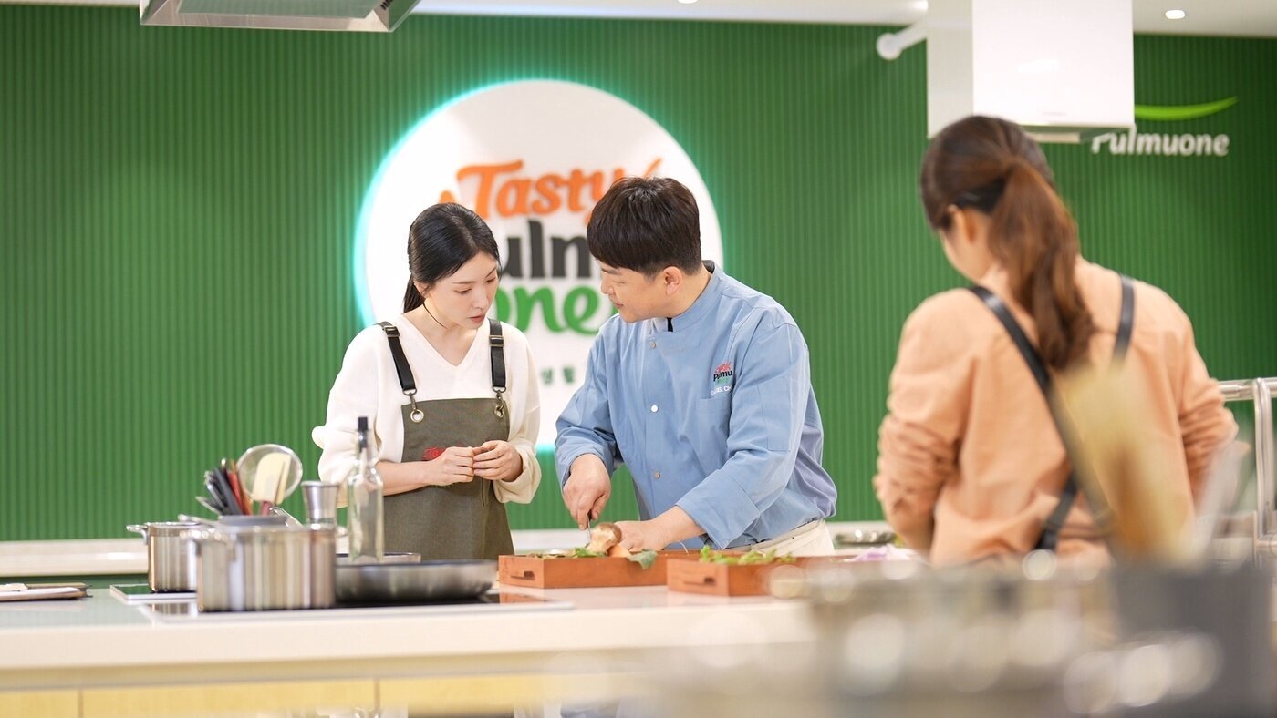 본문 이미지 - 지속가능식생활 조리 교육 수강생이 '테이스티풀무원'에서 지속가능식단 조리 방법을 배우고 있다.(풀무원 제공)