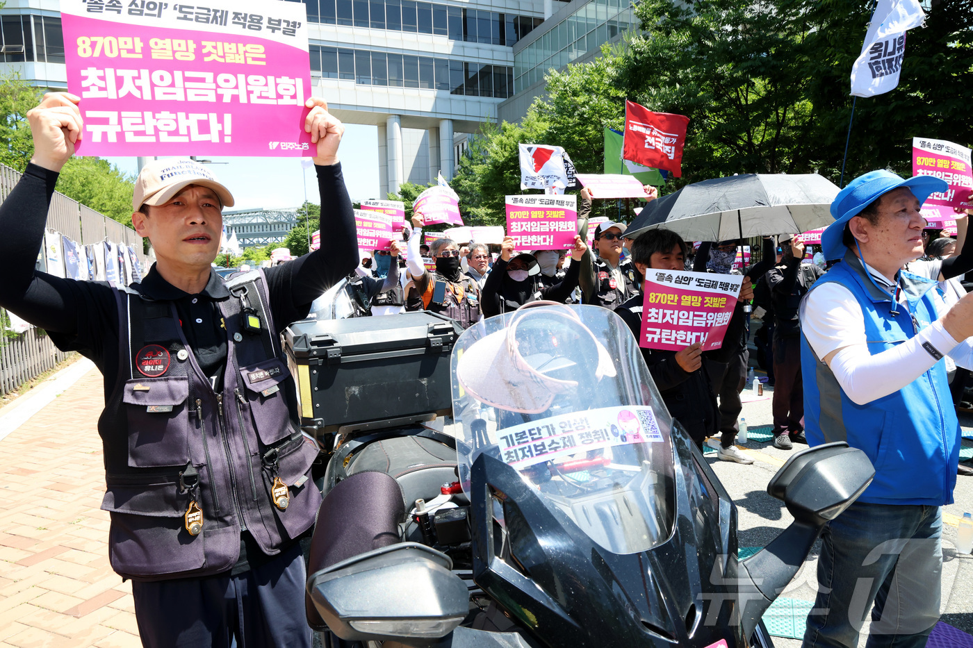 (세종=뉴스1) 김기남 기자 = 16일 세종시 정부세종청사 고용노동부 앞에서 민주노총 주최로 열린 특수고용·플랫폼 적정보수 및 최저임금 쟁취 결의대회에 참석한 조합원들이 도급제 적 …