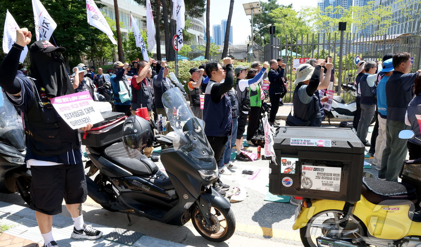 (세종=뉴스1) 김기남 기자 = 16일 세종시 정부세종청사 고용노동부 앞에서 민주노총 주최로 열린 특수고용·플랫폼 적정보수 및 최저임금 쟁취 결의대회에 참석한 조합원들이 도급제 적 …