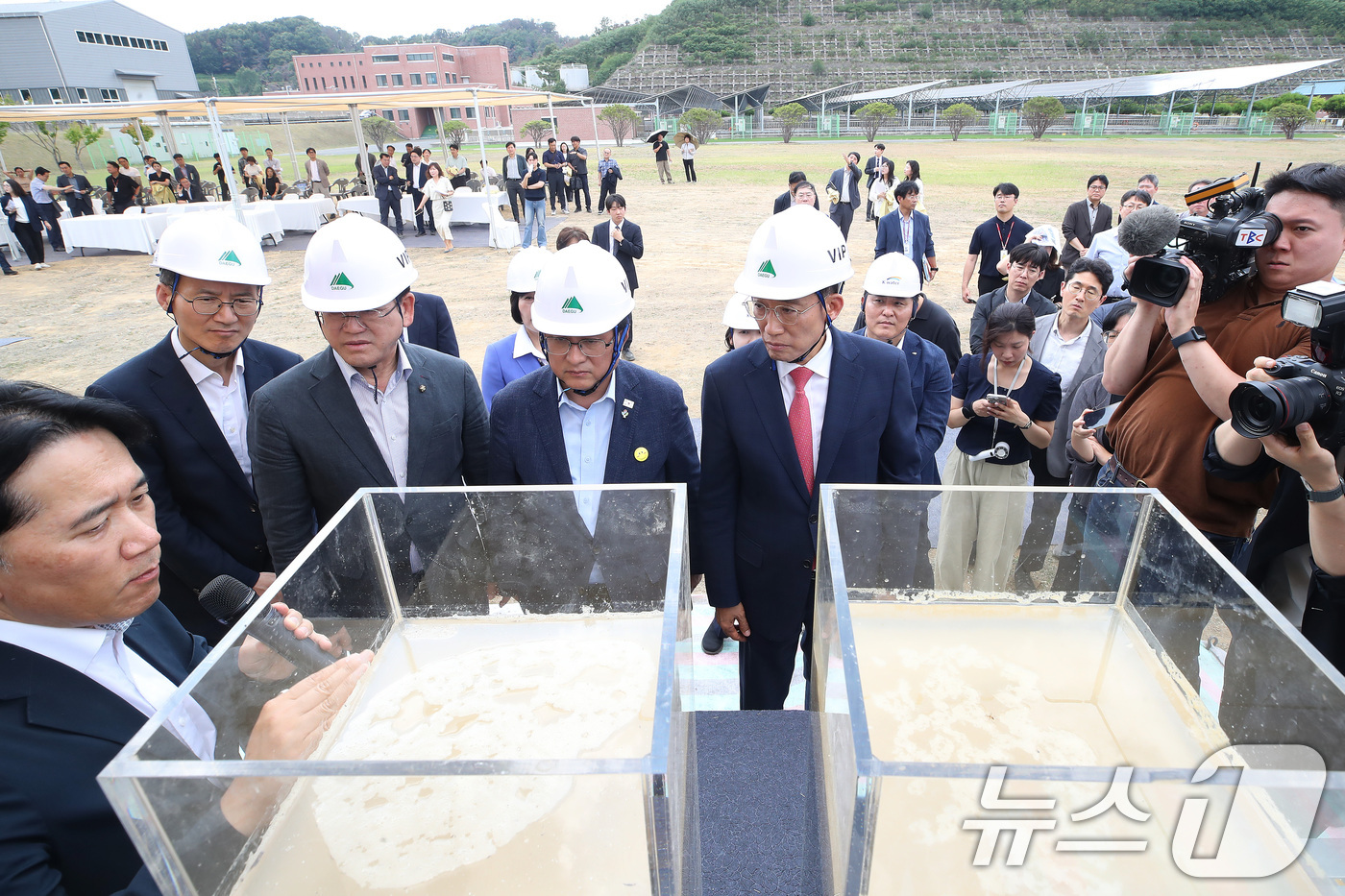 (대구=뉴스1) 공정식 기자 = 김성환 기후에너지환경부 장관(안전모 오른쪽 두번째)이 16일 오후 대구 달성군 다사읍 문수정수장에서 낙동강 원수를 활용한 복류수 실증 실험시설 모형 …