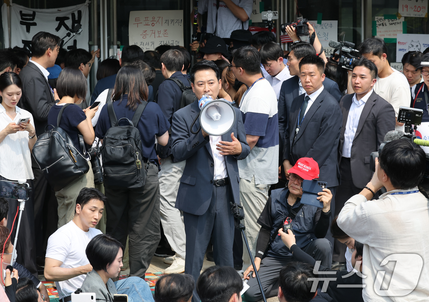 (서울=뉴스1) 김도우 기자 = 6·3 지방선거 투표용지 부족 사태로 시작한 서울 송파구 올림픽공원 핸드볼경기장 일대 ‘개표소 봉쇄 시위’가 이어지는 가운데 16일 장동혁 국민의힘 …