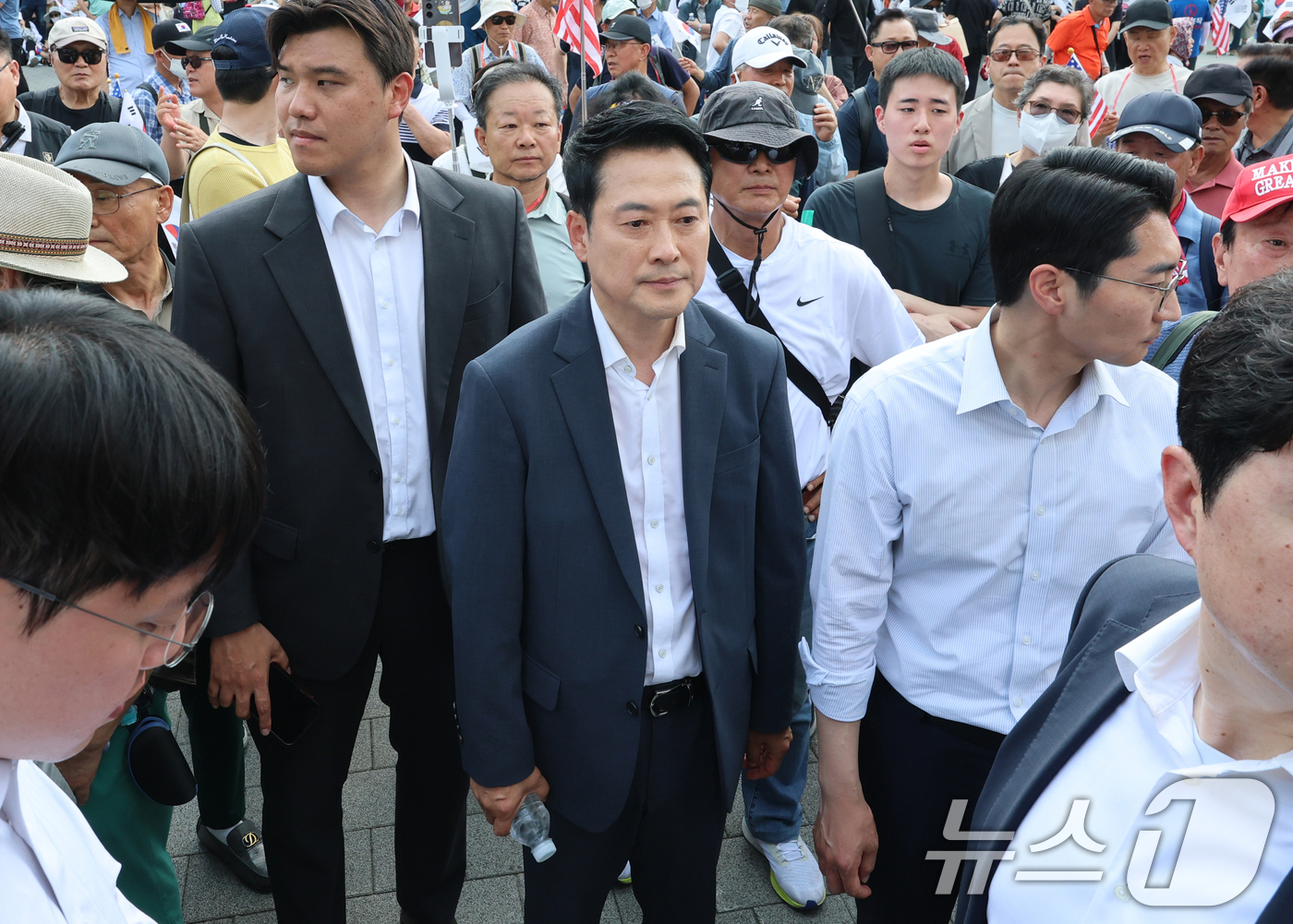(서울=뉴스1) 김도우 기자 = 장동혁 국민의힘 대표가 16일 6·3 지방선거 투표용지 부족 사태에 반발한 시민들이 시위를 이어가고 있는 서울 올림픽공원 핸드볼경기장을 찾아 진입을 …