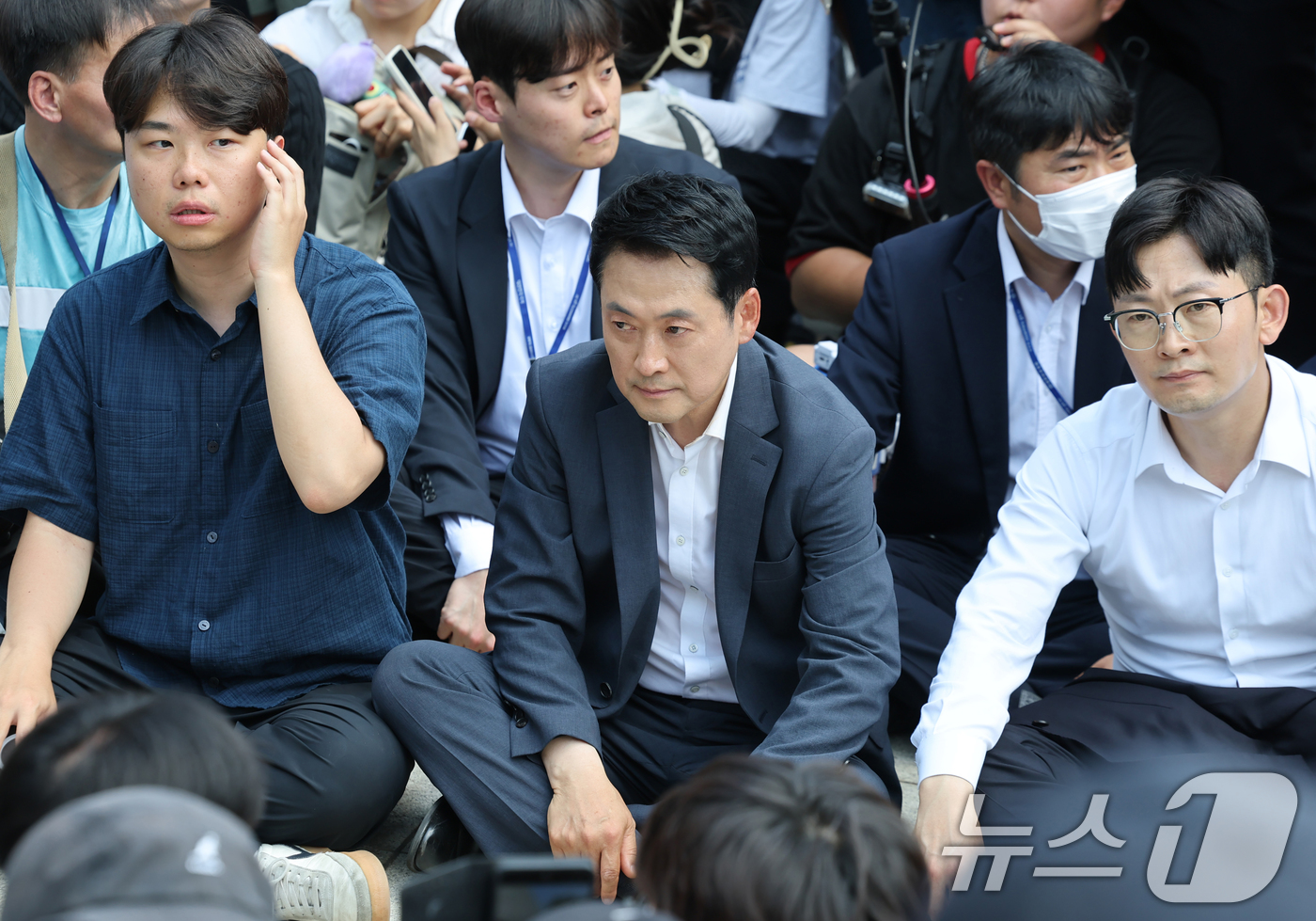 (서울=뉴스1) 김도우 기자 = 장동혁 국민의힘 대표가 16일 6·3 지방선거 투표용지 부족 사태에 반발한 시민들이 시위를 이어가고 있는 서울 올림픽공원 핸드볼경기장을 찾아 진입을 …