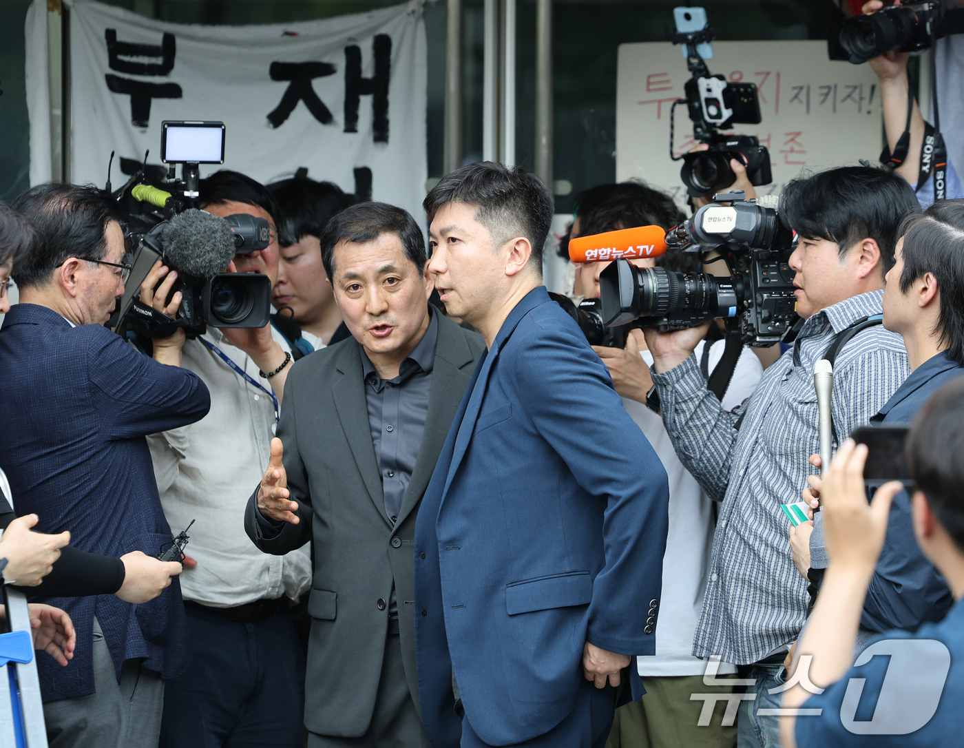 (서울=뉴스1) 김도우 기자 = 유승민 대한체육회장이 16일 6·3 지방선거 투표용지 부족 사태에 반발한 시민들이 시위를 이어가고 있는 서울 올림픽공원 핸드볼경기장을 찾아 진입을 …