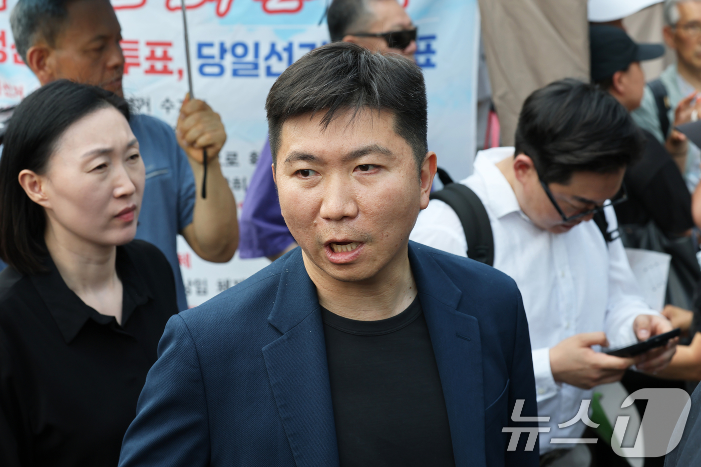 (서울=뉴스1) 김도우 기자 = 유승민 대한체육회 회장이 16일 6·3 지방선거 투표용지 부족 사태에 반발한 시민들이 시위를 이어가고 있는 서울 올림픽공원 핸드볼경기장을 찾아 진입 …