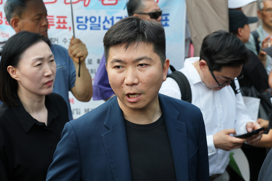 핸드볼경기장 진입 기다리는 유승민 대한체육회장