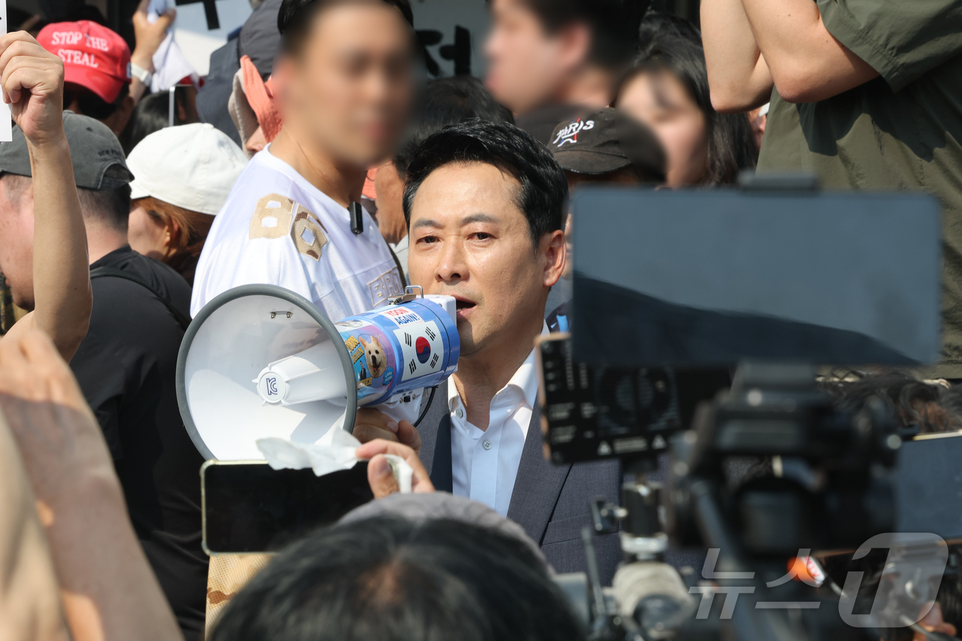 (서울=뉴스1) 김도우 기자 = 장동혁 국민의힘 대표가 16일 서울 송파구 올림픽공원 핸드볼경기장을 찾아 개표소 봉쇄를 주장하는 시민들에게 진입 결정을 알리고 있다. (공동취재) …