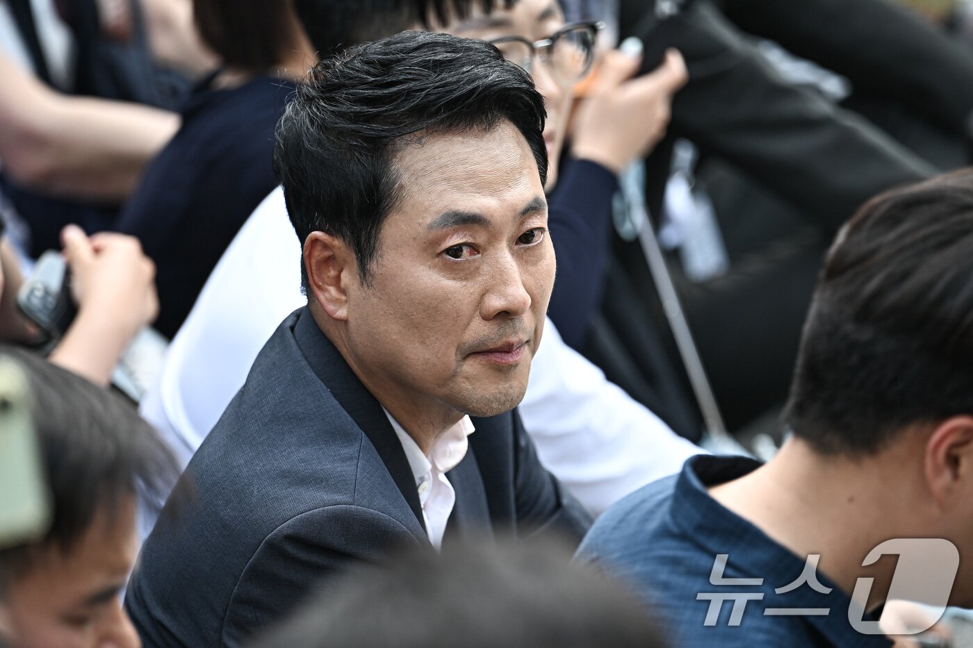 본문 이미지 - 장동혁 국민의힘 대표가 16일 서울 송파구 올림픽공원 핸드볼경기장을 찾아 출입구가 열리는 것을 기다리고 있다. (공동취재) 2026.6.16 ⓒ 뉴스1 김도우 기자