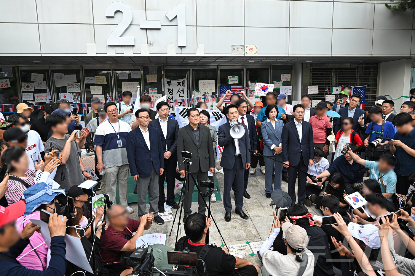 (서울=뉴스1) 김도우 기자 = 장동혁 국민의힘 대표가 16일 서울 송파구 올림픽공원 핸드볼경기장을 찾아 개표소 봉쇄를 주장하는 시민들에게 진입 결정을 알리고 있다. (공동취재) …