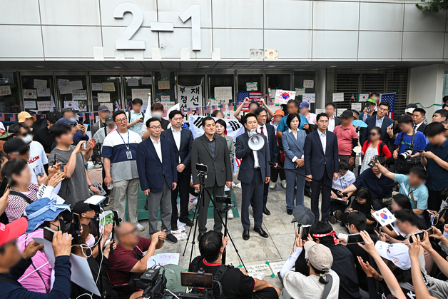 잠실 개표소 시위 현장, 확성기 든 장동혁 대표