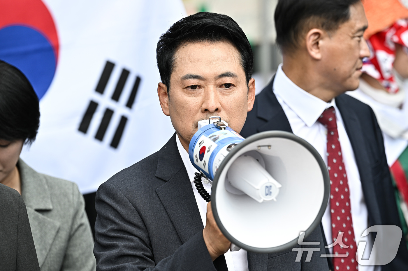 (서울=뉴스1) 김도우 기자 = 장동혁 국민의힘 대표가 16일 서울 송파구 올림픽공원 핸드볼경기장을 찾아 개표소 봉쇄를 주장하는 시민들에게 진입 결정을 알리고 있다. (공동취재) …