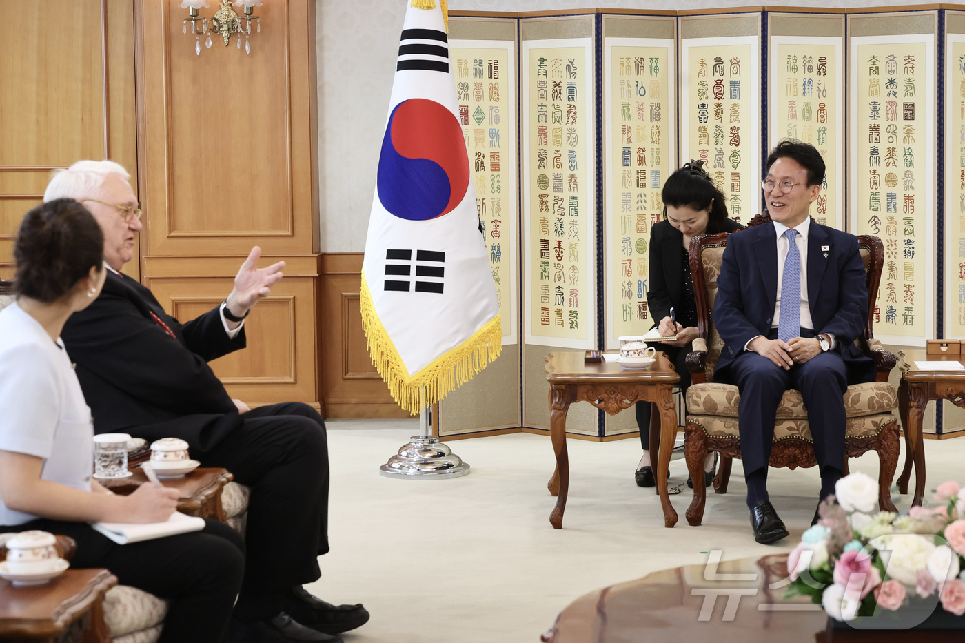 (서울=뉴스1) = 김민석 국무총리가 16일 서울 종로구 정부서울청사에서 존 햄리 CSIS 명예소장을 접견하고 있다. (총리실 제공. 재판매 및 DB 금지) 2026.6.16/뉴스 …