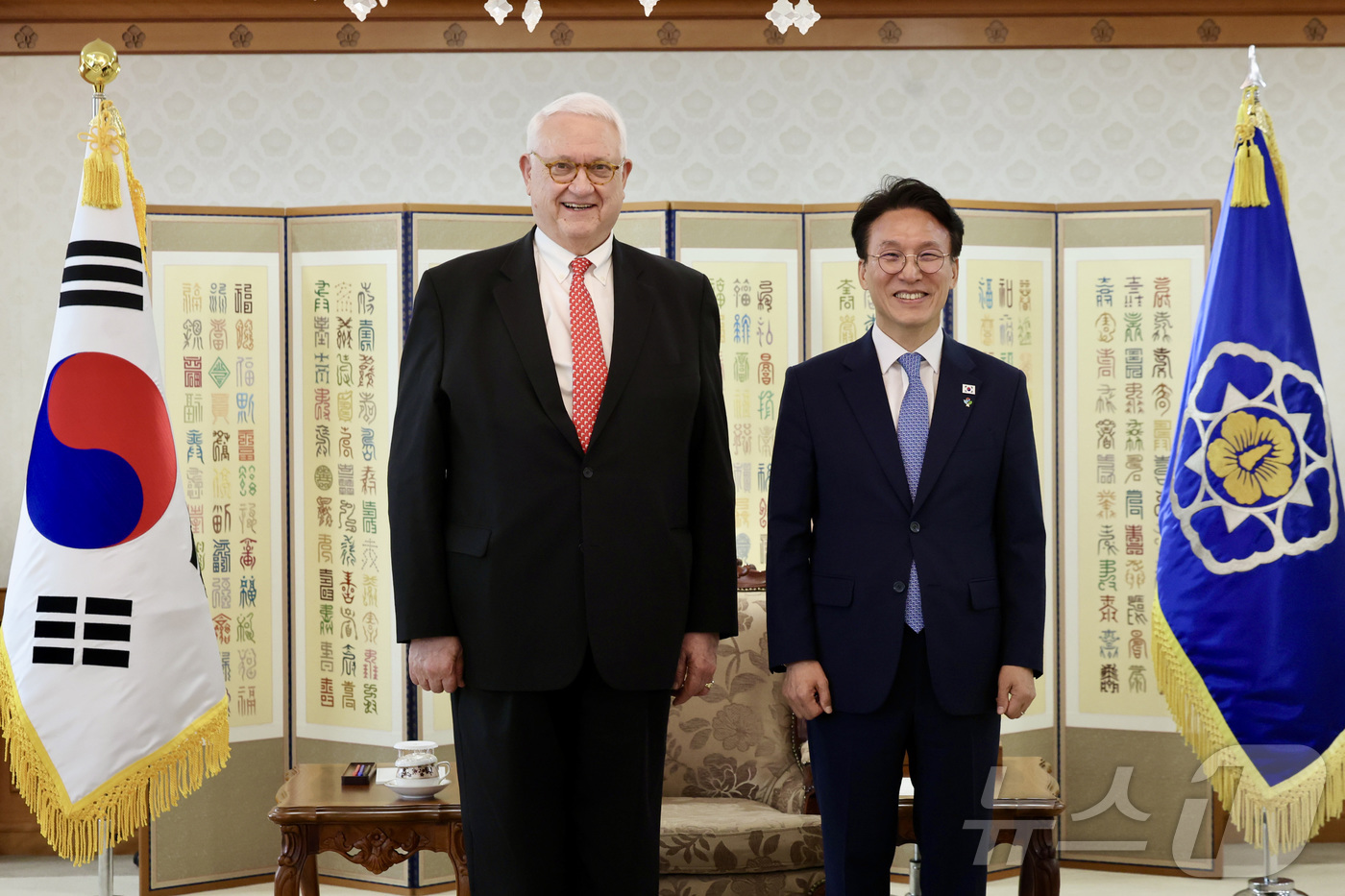 (서울=뉴스1) = 김민석 국무총리가 16일 서울 종로구 정부서울청사에서 존 햄리 CSIS 명예소장을 접견, 기념촬영을 하고 있다. (총리실 제공. 재판매 및 DB 금지) 2026 …