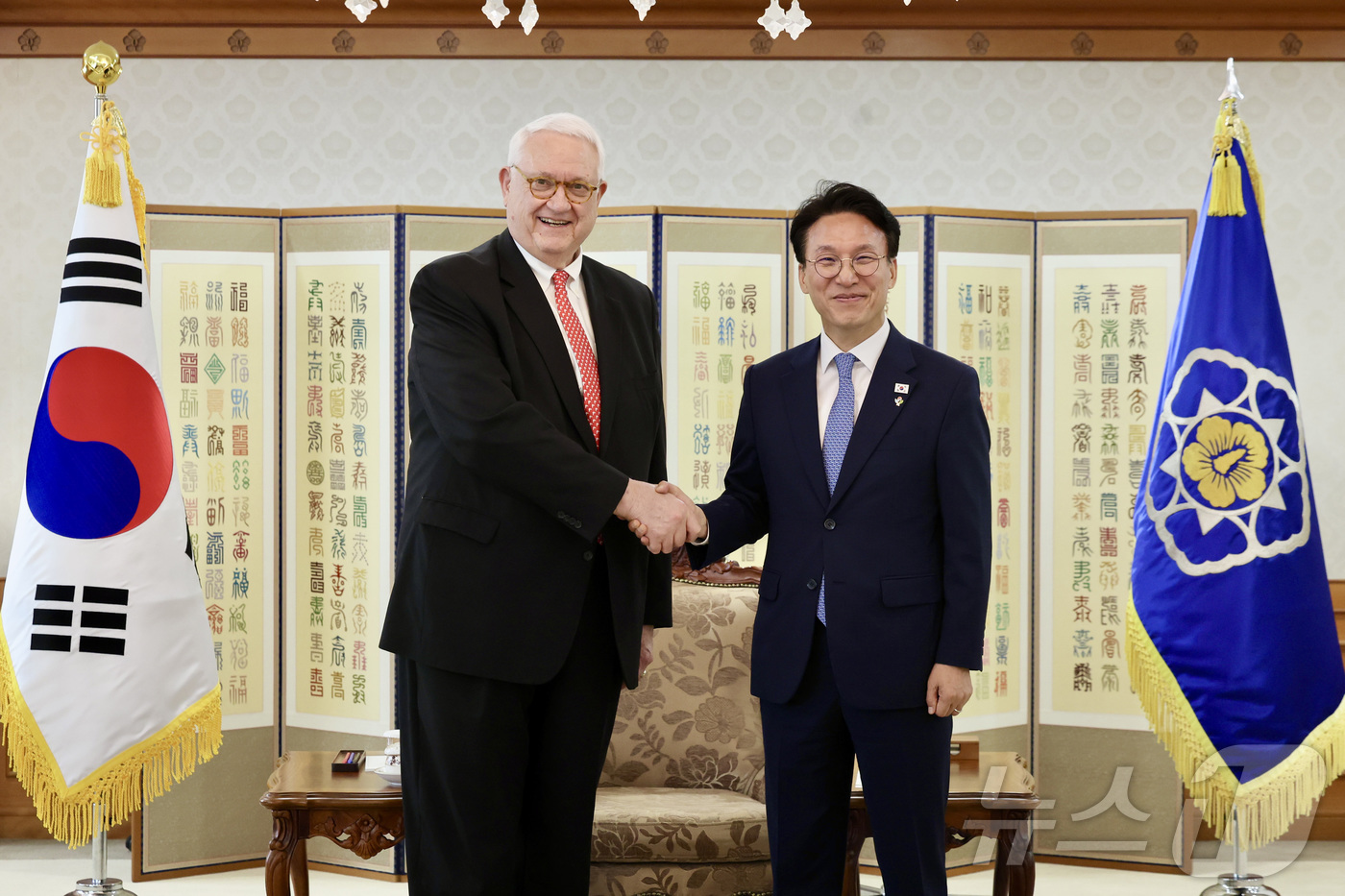 (서울=뉴스1) = 김민석 국무총리가 16일 서울 종로구 정부서울청사에서 존 햄리 CSIS 명예소장을 접견하고 있다. (총리실 제공. 재판매 및 DB 금지) 2026.6.16/뉴스 …