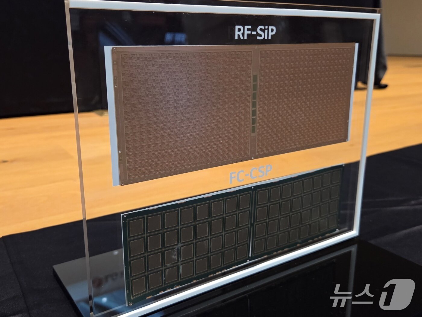 본문 이미지 - LG이노텍이 개발한 기판 'RF-SiP'(위)와 'FC-CSP' 모습./뉴스1 황진중 기자