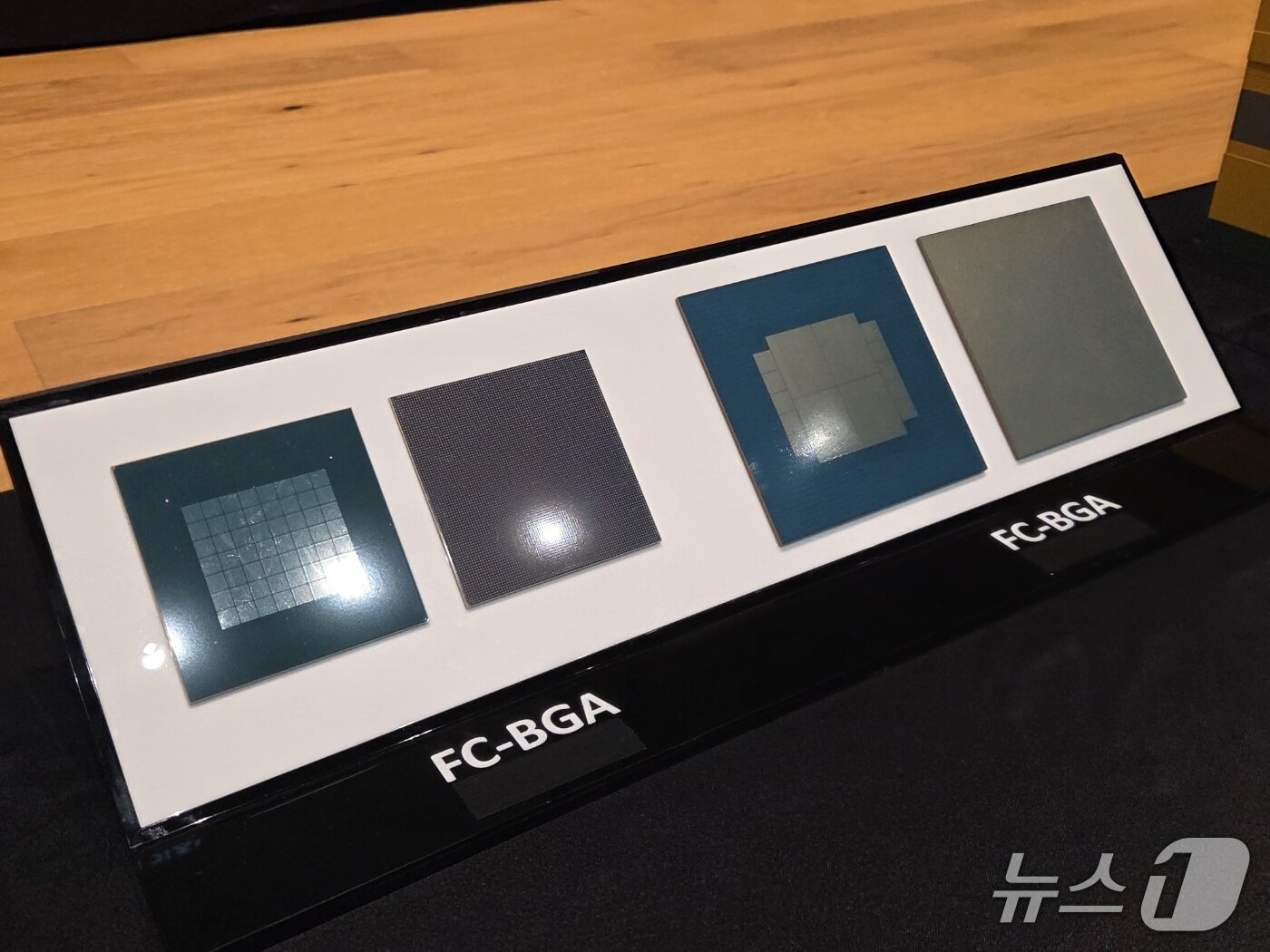 본문 이미지 - LG이노텍이 개발한 기판 'FC-BGA' 제품 모습./뉴스1 황진중 기자