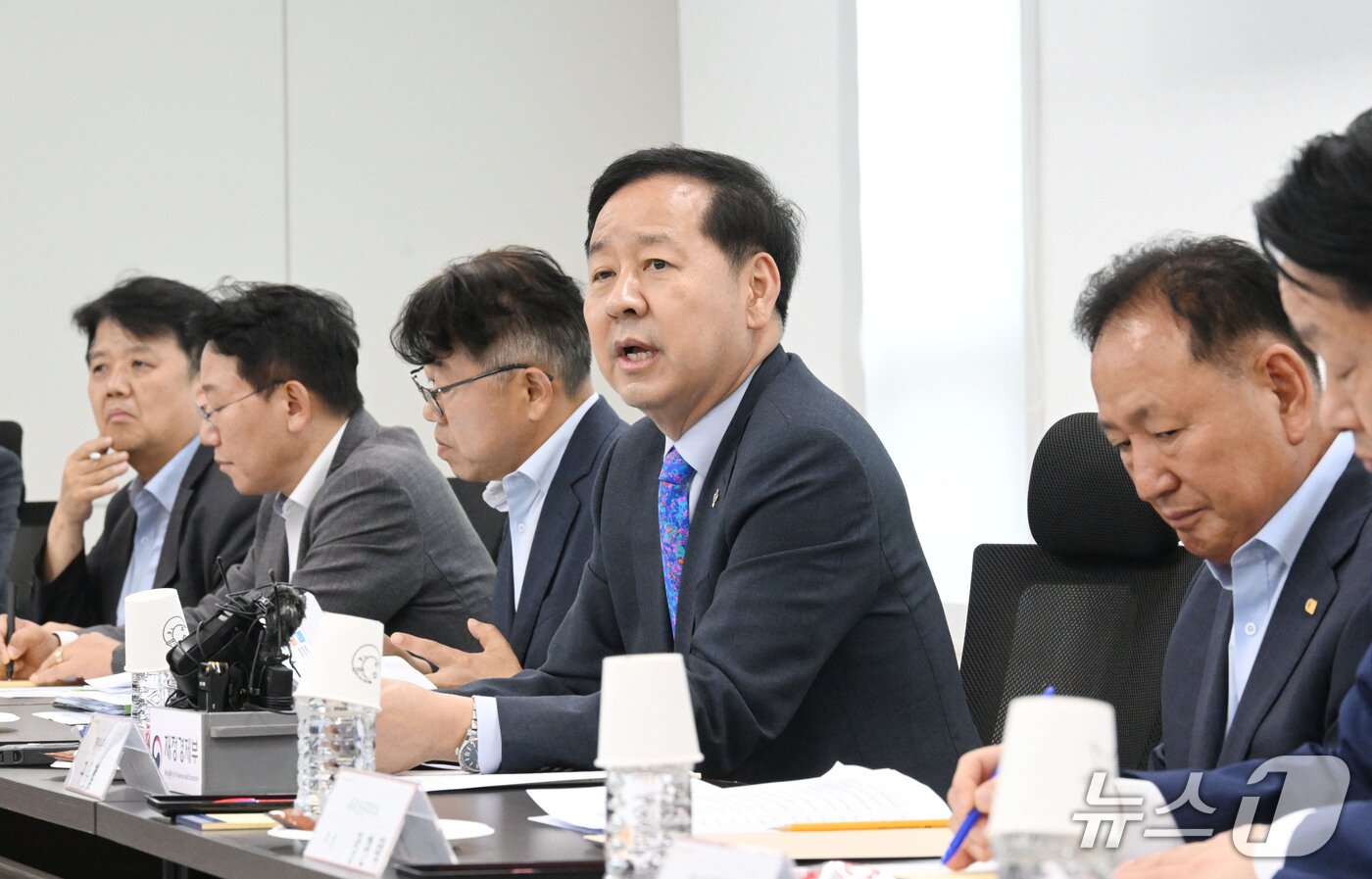 본문 이미지 - 구윤철 부총리 겸 재정경제부 장관이 16일 5극 3특 산업현장 점검일환으로 해남 솔라시도 방문해 현장시찰을 마치고 '기업혁신 지원 민관협의체 3차회의'를 주재하고 있다.(재정경제부 제공)
