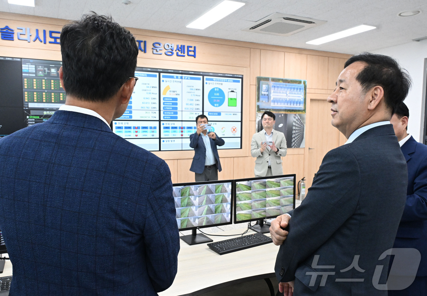 (서울=뉴스1) = 구윤철 경제부총리 겸 재정경제부 장관이 16일 5극 3특(5개 초광역권-전남 해남과 3개특별자치도) 산업현장 점검일환으로 전남 핵심성장 동력인 해남 솔라시도를 …