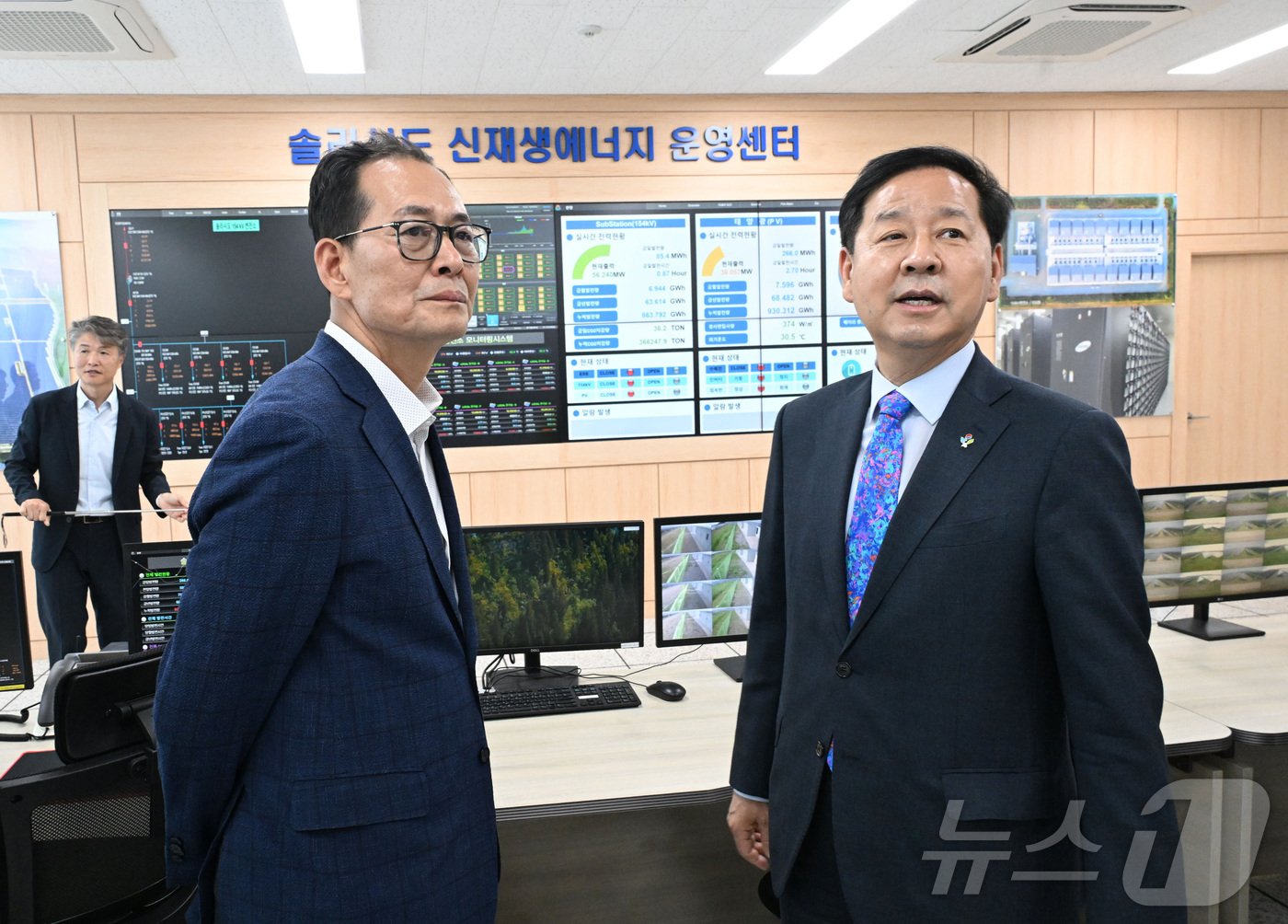 (서울=뉴스1) = 구윤철 경제부총리 겸 재정경제부 장관이 16일 5극 3특(5개 초광역권-전남 해남과 3개특별자치도) 산업현장 점검일환으로 전남 핵심성장 동력인 해남 솔라시도를 …